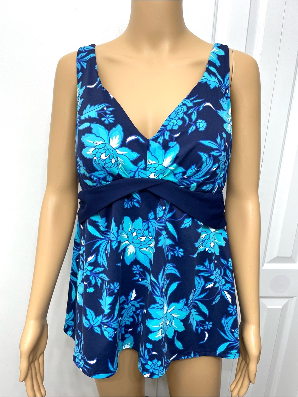 Lands' End Deep Sea Floral Tankini Swimsuit Top built-in-bra 12 Large - Picture 3 of 12